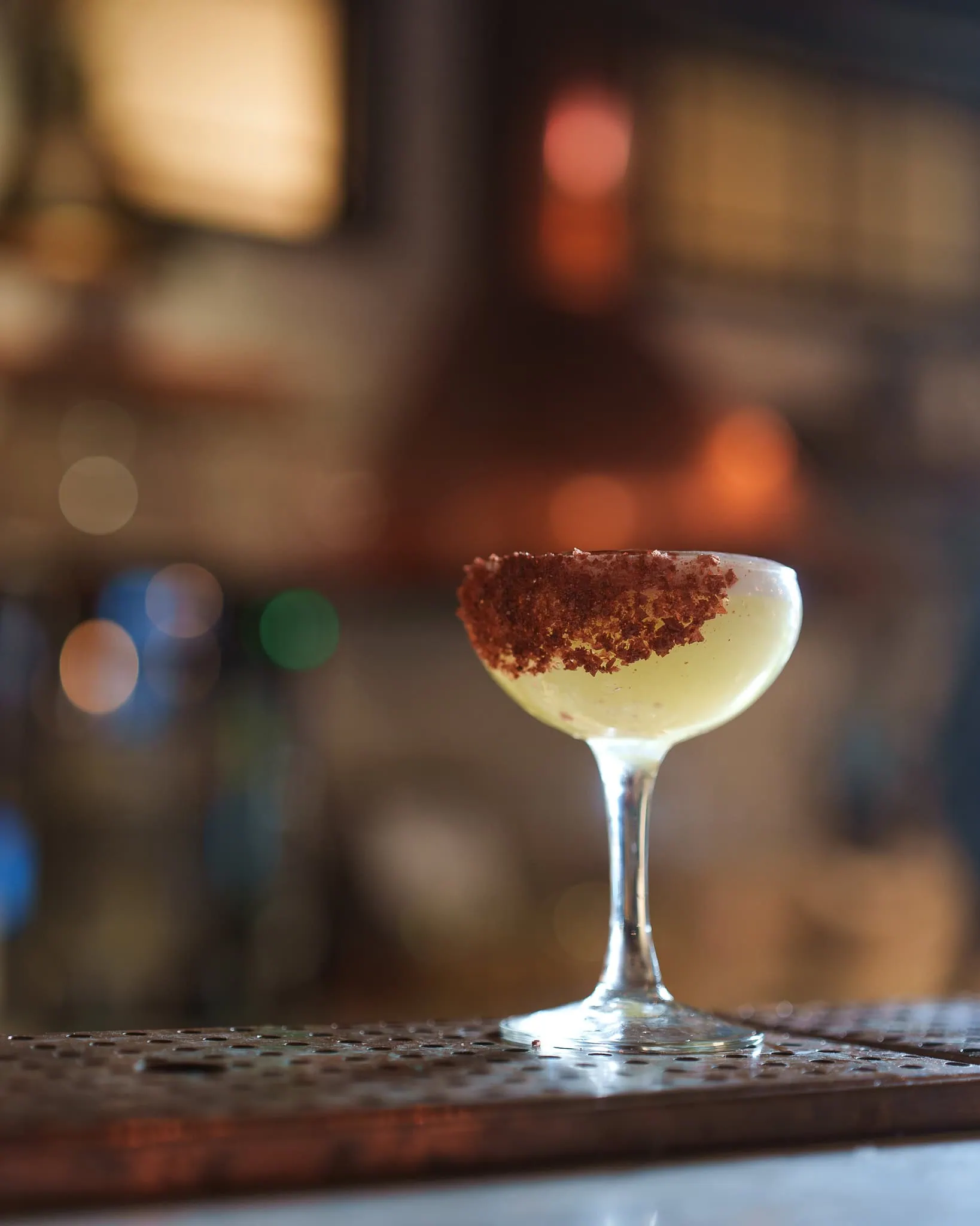 Färgglada drinkar serverade i glas med is och garnering